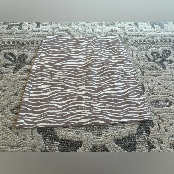 Loft Zebra Print Mini Skirt NWT Size 4P - Picture 1 of 3